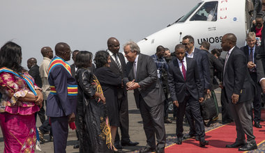 Le chef de l'ONU accueilli par la cheffe de la MONUSCO à l'aéroport de Goma, au Nord-Kivu.