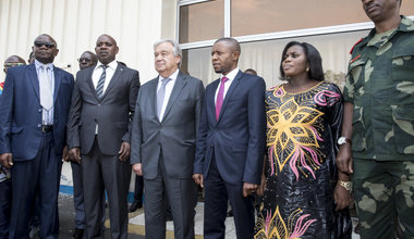 Le chef de l'ONU et des officiels congolais à l'aéroport de Goma.