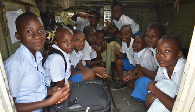 Lors de la visite guidée organisée par la section des affaires civiles de la Monusco, les élèves du complexe scolaire ESPOIR d’Uvira découvrent pour la première fois, avec beaucoup d’enthousiasme mêlé de peur, l’intérieur d’un véhicule militaire blindé.