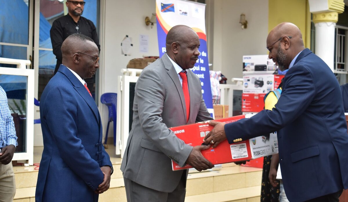 Cet équipement vise à renforcer la capacité opérationnelle de l’Assemblée provinciale, contrainte de se relocaliser de Goma à Beni à la suite de la prise de Goma par l’AFC/M23 en janvier 2025.; Nord-Kivu : l’Assemblée provinciale reçoit un appui matériel de la MONUSCO pour renforcer son fonctionnement