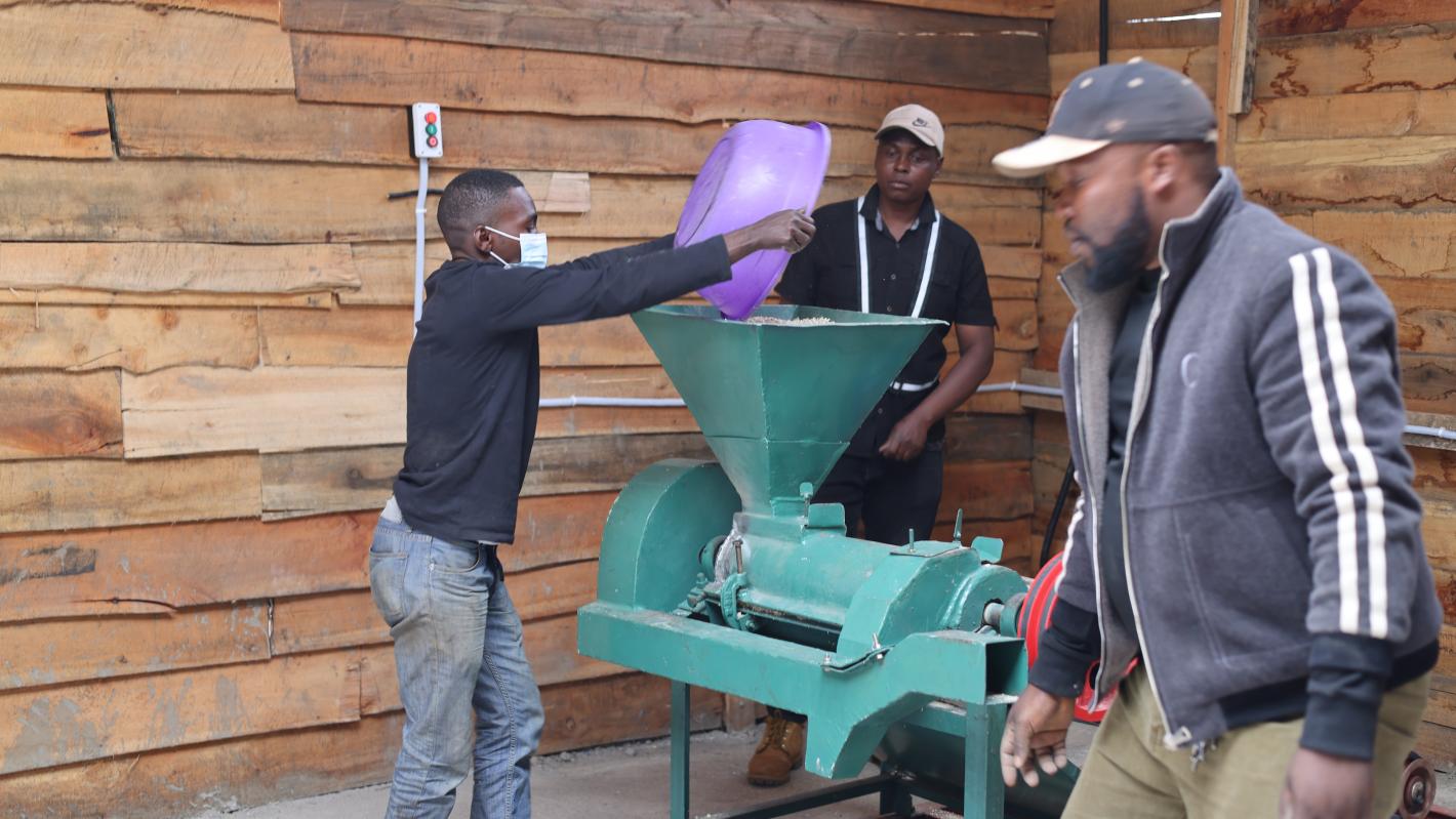 Un des volets les plus visibles du projet a été inauguré à Buhima, un village du groupement de Munigi : le premier moulin à grain communautaire.