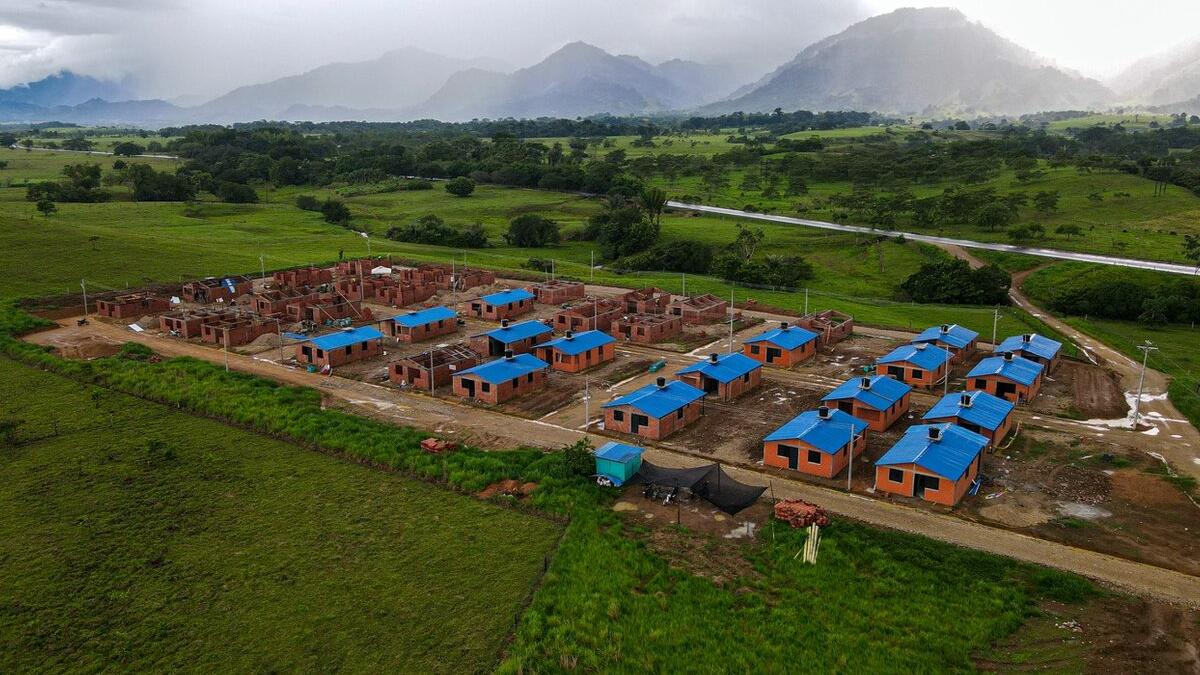 Junto con otros integrantes del colectivo, han iniciado cultivos de tomate y caña, buscando reactivar su molienda para la producción de panela, un proyecto pensado no solo para su beneficio, sino también para incluir a la comunidad campesina que los rodea. El acceso a la tierra es su mayor reto. Sin un terreno propio, sus proyectos productivos y de vivienda no pueden consolidarse. “Nuestro sueño es tener tierra. Tierra para sembrar, criar a nuestros hijos, trabajar como campesinas que somos”, enfatiza Án