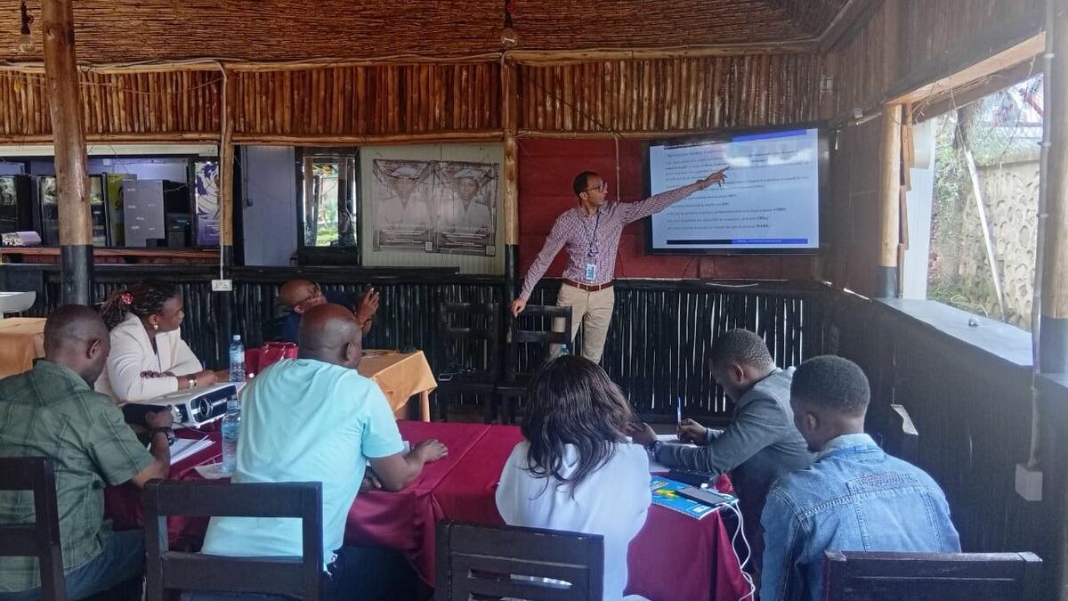 Un groupe assiste à une présentation.