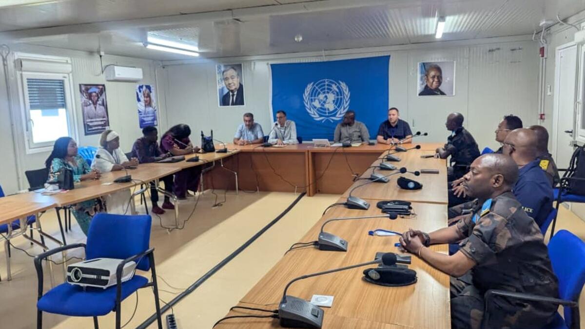 Formation en cours plusieurs personnes autour d'une table.