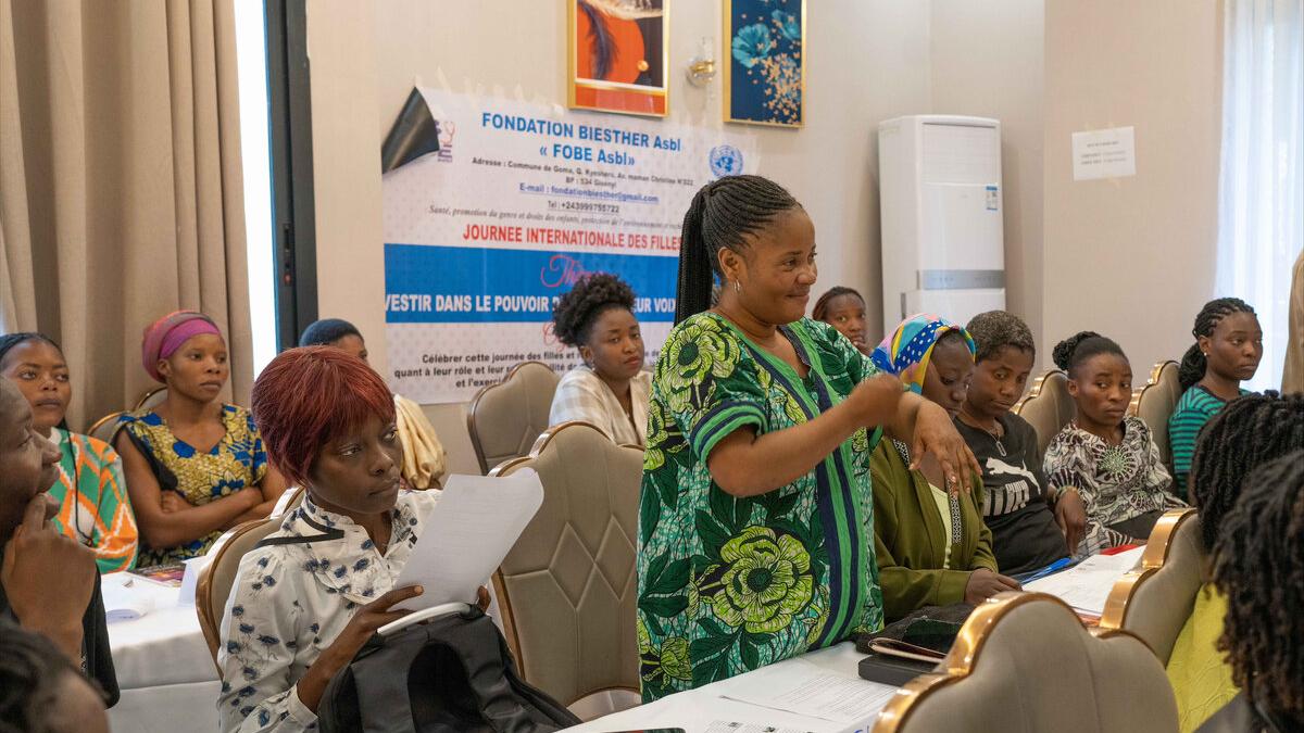 Un orateur s'adresse à un public.