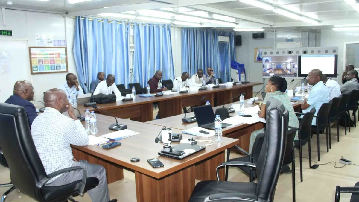 Un groupe assiste à une réunion.