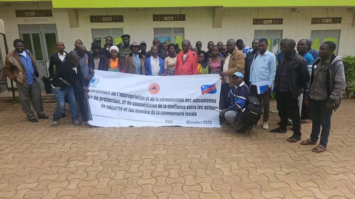 Un groupe brandit une banderole commémorative.
