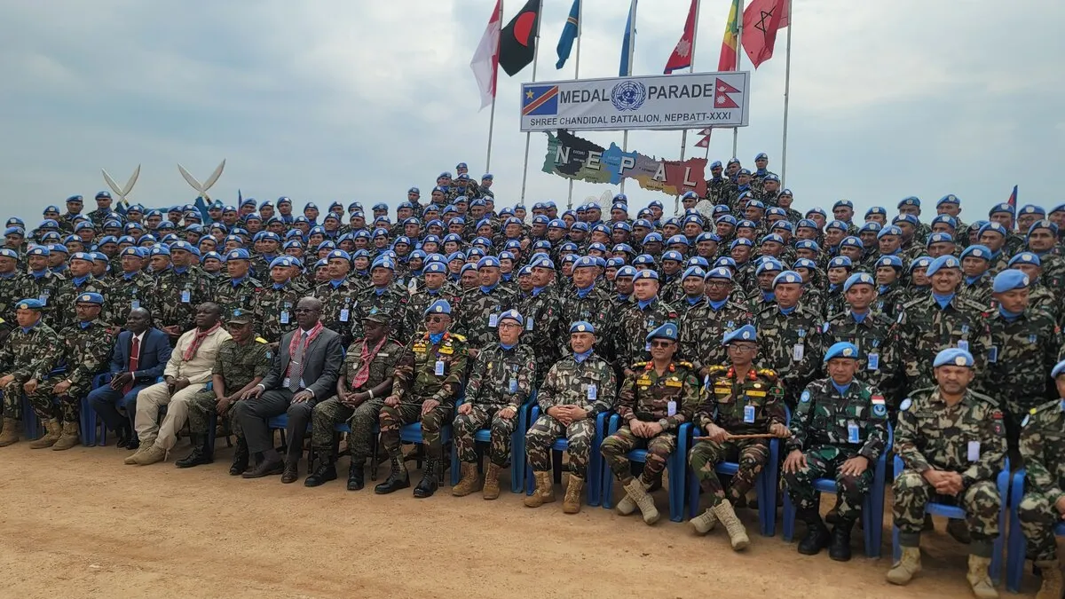 Un groupe de soldats de la paix pose pour une photo.