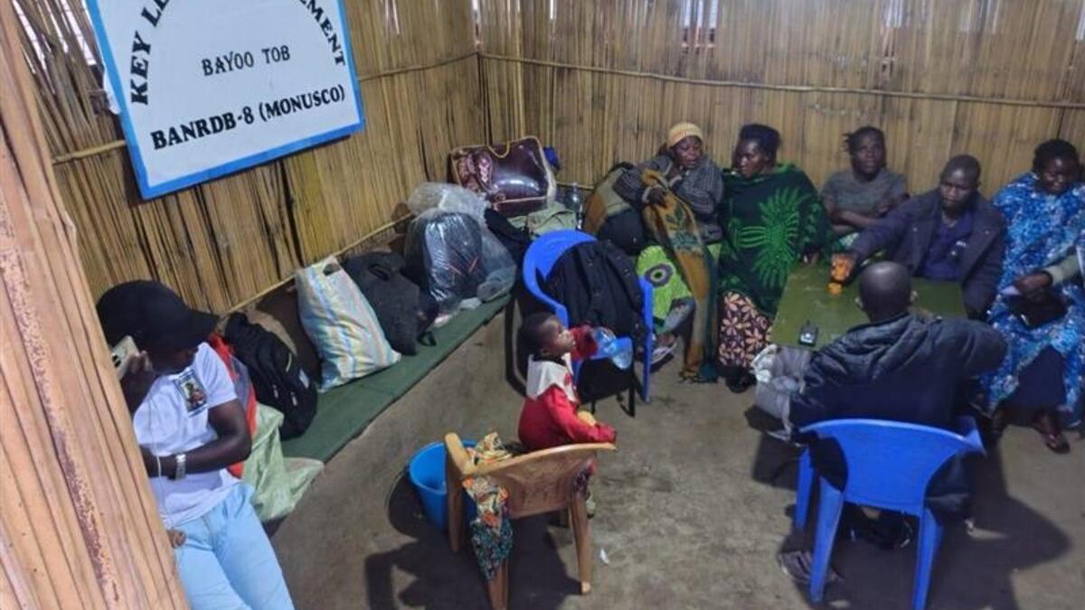 Un groupe de personnes se rassemble autour d'une table.