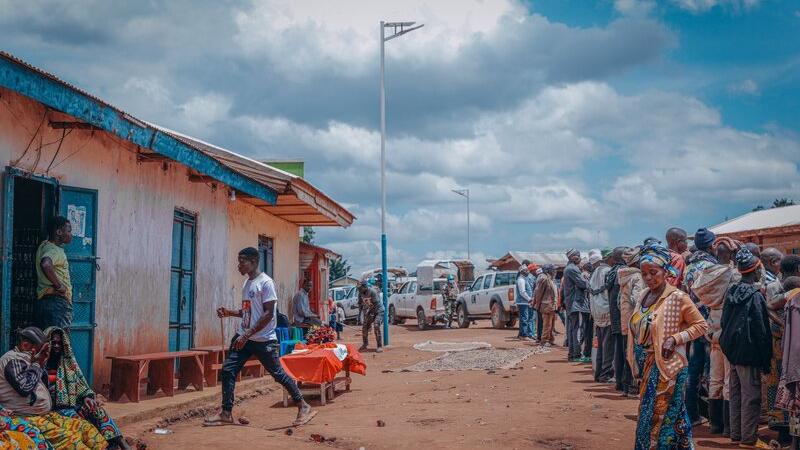 Un groupe de personnes est photographié à l'extérieur.