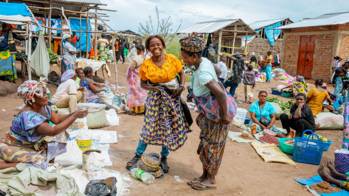 Deux membres de la communauté sourient au sein d'un groupe.