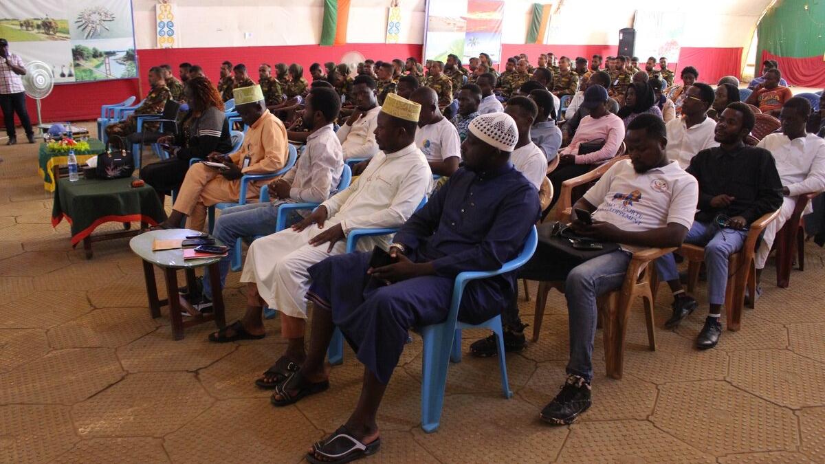Un groupe assiste à une présentation.