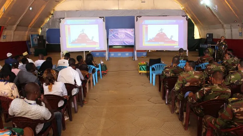 Un groupe assiste à une présentation.