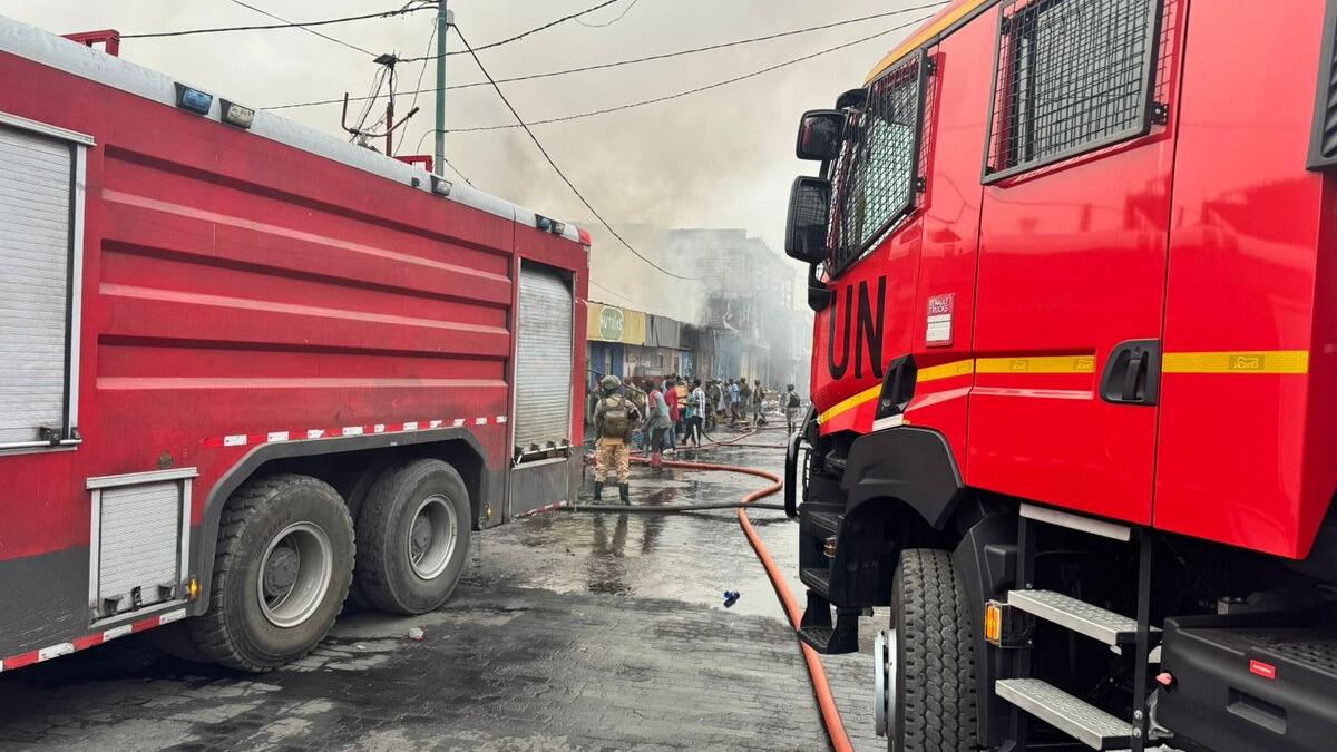 Deux camions de pompiers rouges des Nations Unies sont photographiés près d'un lieu d'intervention d'urgence.
