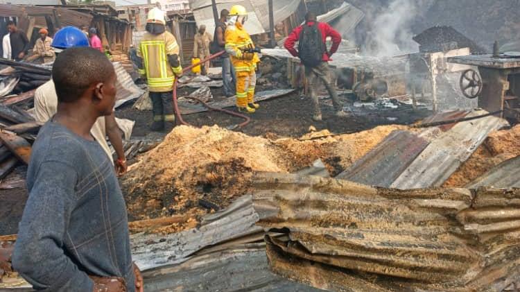 Des individus se tiennent près d'un lieu d'urgence.