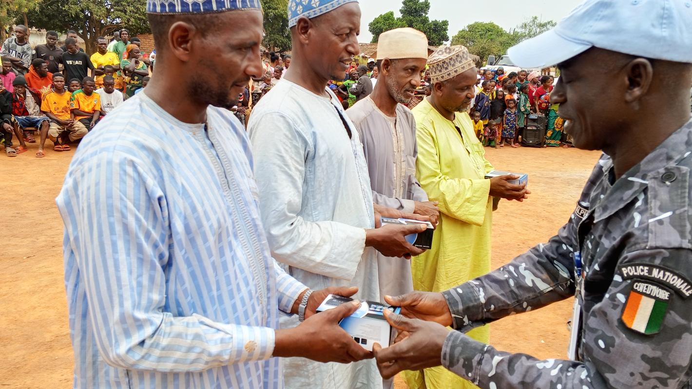 radios solaires a Dilapoko a un homme