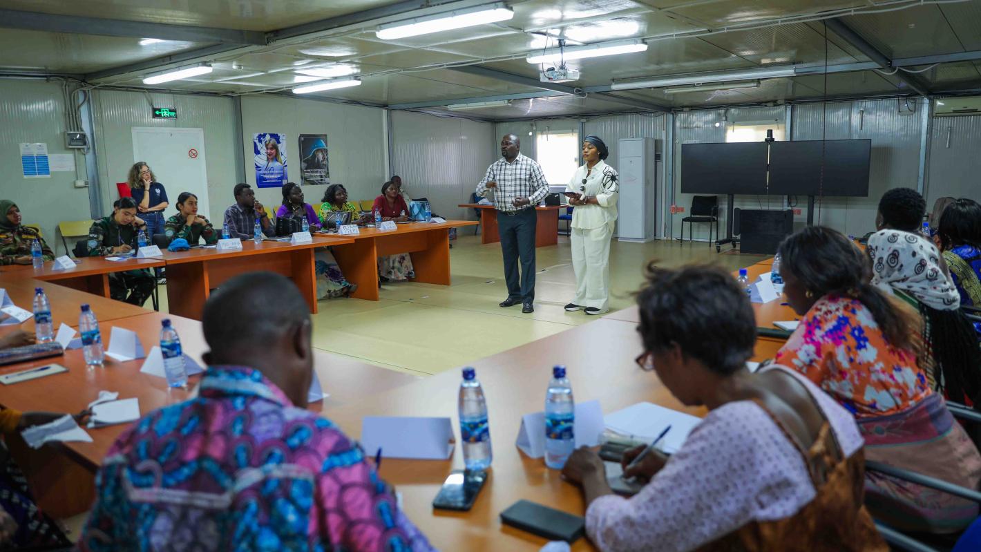 À Bunia, Ituri, des femmes actrices de paix ont transformé leurs expériences en un poème collectif lors d’un atelier animé par Mandataire mondiale des Nations Unies pour la paix la Défenseure mondiale des Nations Unies pour la paix, Maryam Bukar Hassan