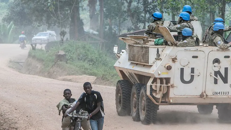 ONU Photo /Martine Perret Des soldats de la paix patrouillent à Butembo, dans le Nord-Kivu, en République démocratique du Congo, pour assurer la sécurité des communautés locales (photo d'archives).