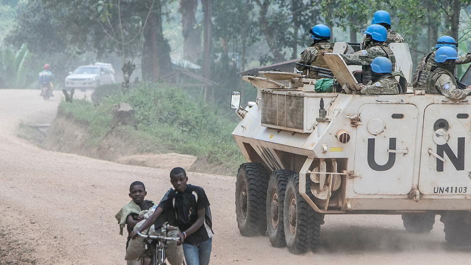 ONU Photo /Martine Perret Des soldats de la paix patrouillent à Butembo, dans le Nord-Kivu, en République démocratique du Congo, pour assurer la sécurité des communautés locales (photo d'archives).