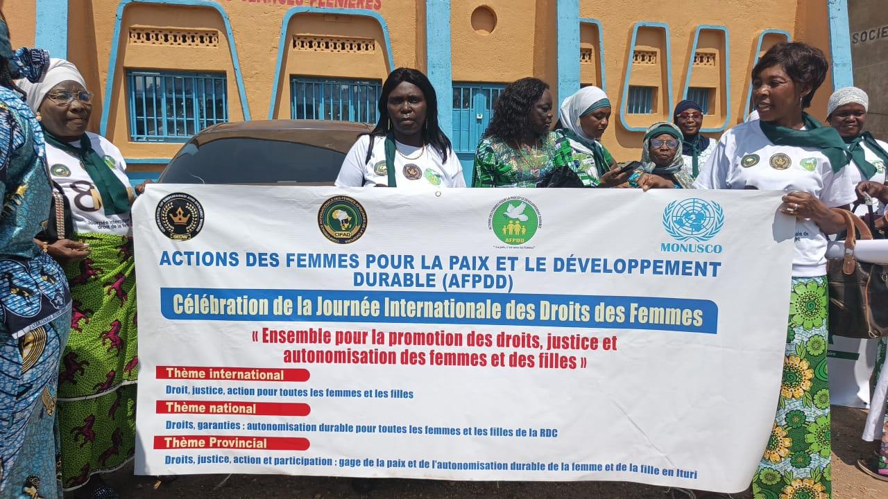Pour la célébration de la Journée internationale des femmes, des policières de la MONUSCO ont participé à une marche en faveur de la paix, aux côtés de plus d’un millier de femmes congolaises.