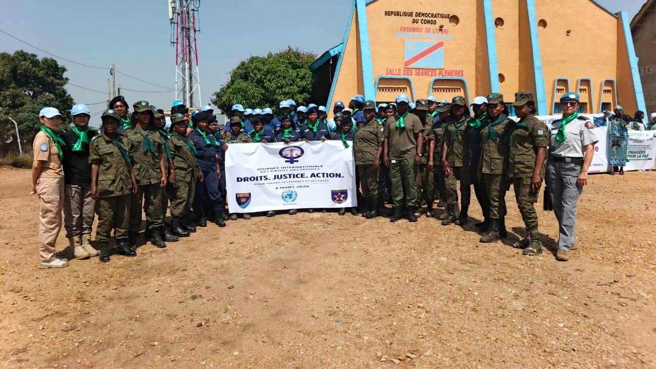 Pour la célébration de la Journée internationale des femmes, des policières de la MONUSCO ont participé à une marche en faveur de la paix, aux côtés de plus d’un millier de femmes congolaises.