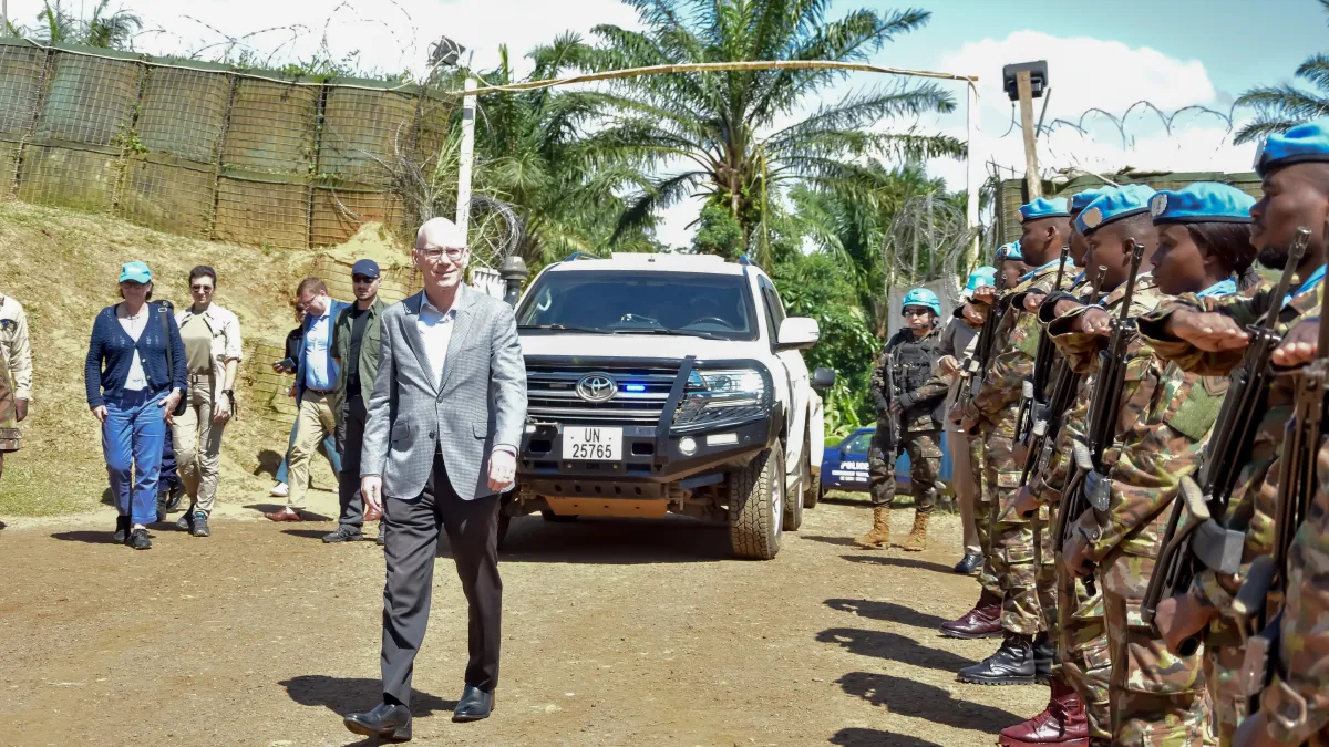 Le chef de la MONUSCO James Swan à Eringeti, mardi 21 avril 2026 au deuxième jour de sa visite à Beni, dans la province du Nord-Kivu.