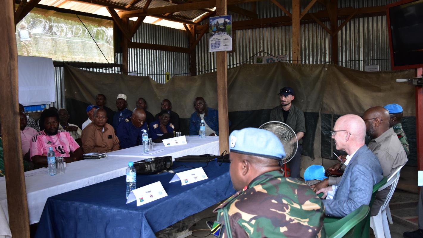 Le chef de la MONUSCO James Swan à Eringeti, mardi 21 avril 2026 au deuxième jour de sa visite à Beni, dans la province du Nord-Kivu.