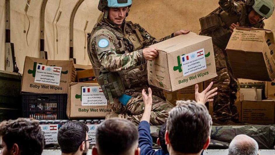 Las fuerzas de paz de la ONU en el Líbano reparten suministros esenciales a la población civil