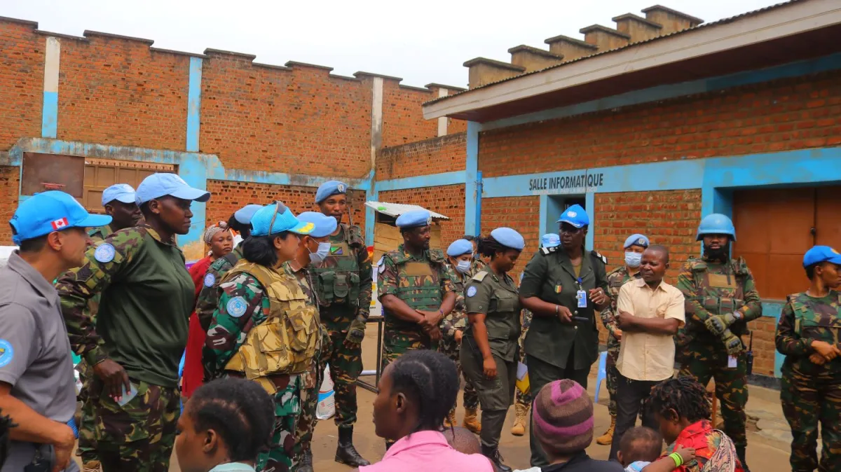À Beni, une délégation composée du personnel de l’Unité d’appui à l’administration pénitentiaire, appuyée par les contingents des Casques bleus malawites, indonésiens, kenyans, népalais et tanzaniens, s’est rendue à la prison urbaine ainsi qu’à l’Établissement de garde pour enfants.