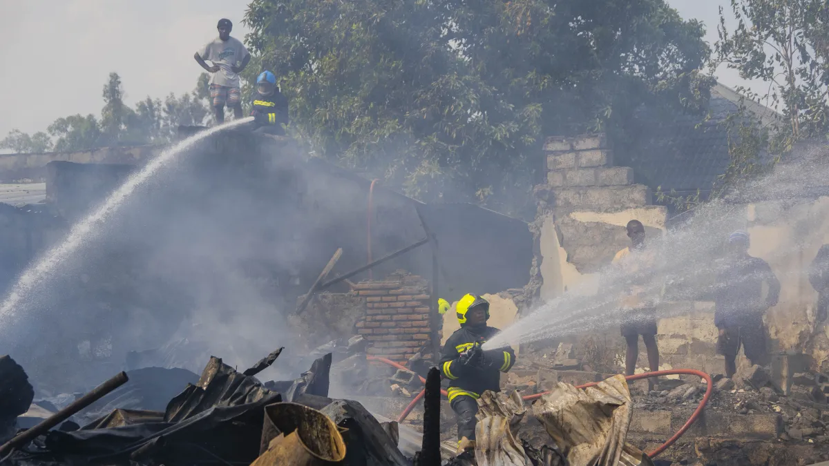 Les équipes de secours ont également réussi à maîtriser le feu et à empêcher sa propagation aux habitations voisines. Toutefois, une dizaine de ménages ont perdu leurs biens.