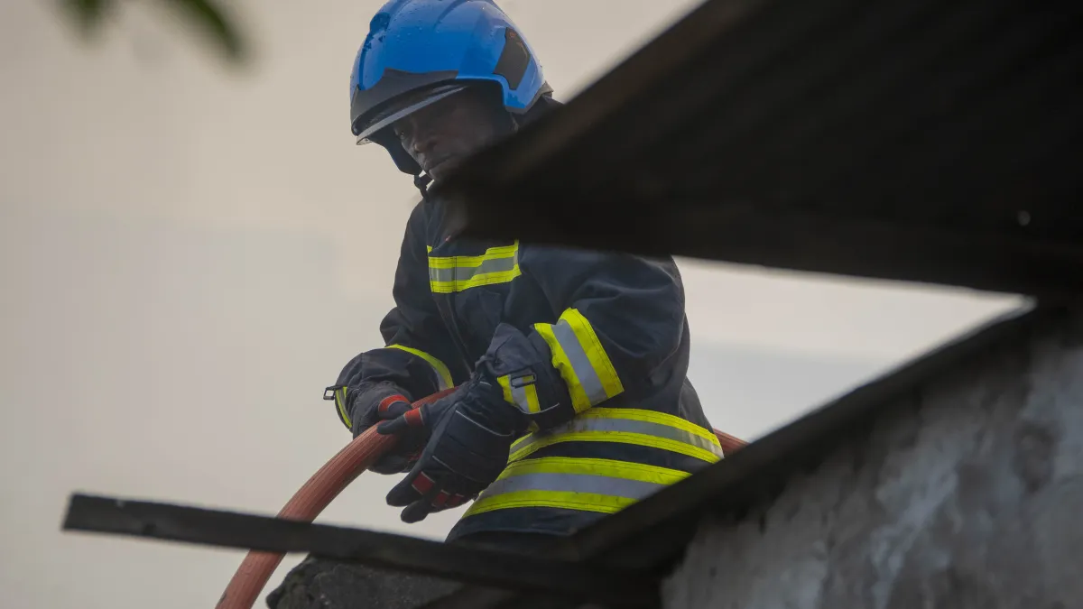 Les équipes de secours ont également réussi à maîtriser le feu et à empêcher sa propagation aux habitations voisines. Toutefois, une dizaine de ménages ont perdu leurs biens.