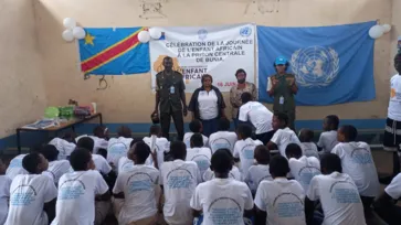 À Beni, une délégation composée du personnel de l’Unité d’appui à l’administration pénitentiaire, appuyée par les contingents des Casques bleus malawites, indonésiens, kenyans, népalais et tanzaniens, s’est rendue à la prison urbaine ainsi qu’à l’Établissement de garde pour enfants.