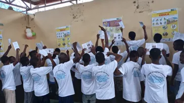 À Beni, une délégation composée du personnel de l’Unité d’appui à l’administration pénitentiaire, appuyée par les contingents des Casques bleus malawites, indonésiens, kenyans, népalais et tanzaniens, s’est rendue à la prison urbaine ainsi qu’à l’Établissement de garde pour enfants.
