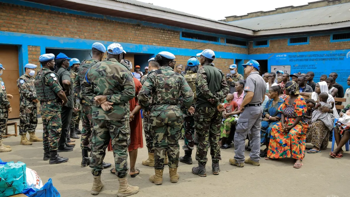 À Beni, une délégation composée du personnel de l’Unité d’appui à l’administration pénitentiaire, appuyée par les contingents des Casques bleus malawites, indonésiens, kenyans, népalais et tanzaniens, s’est rendue à la prison urbaine ainsi qu’à l’Établissement de garde pour enfants.