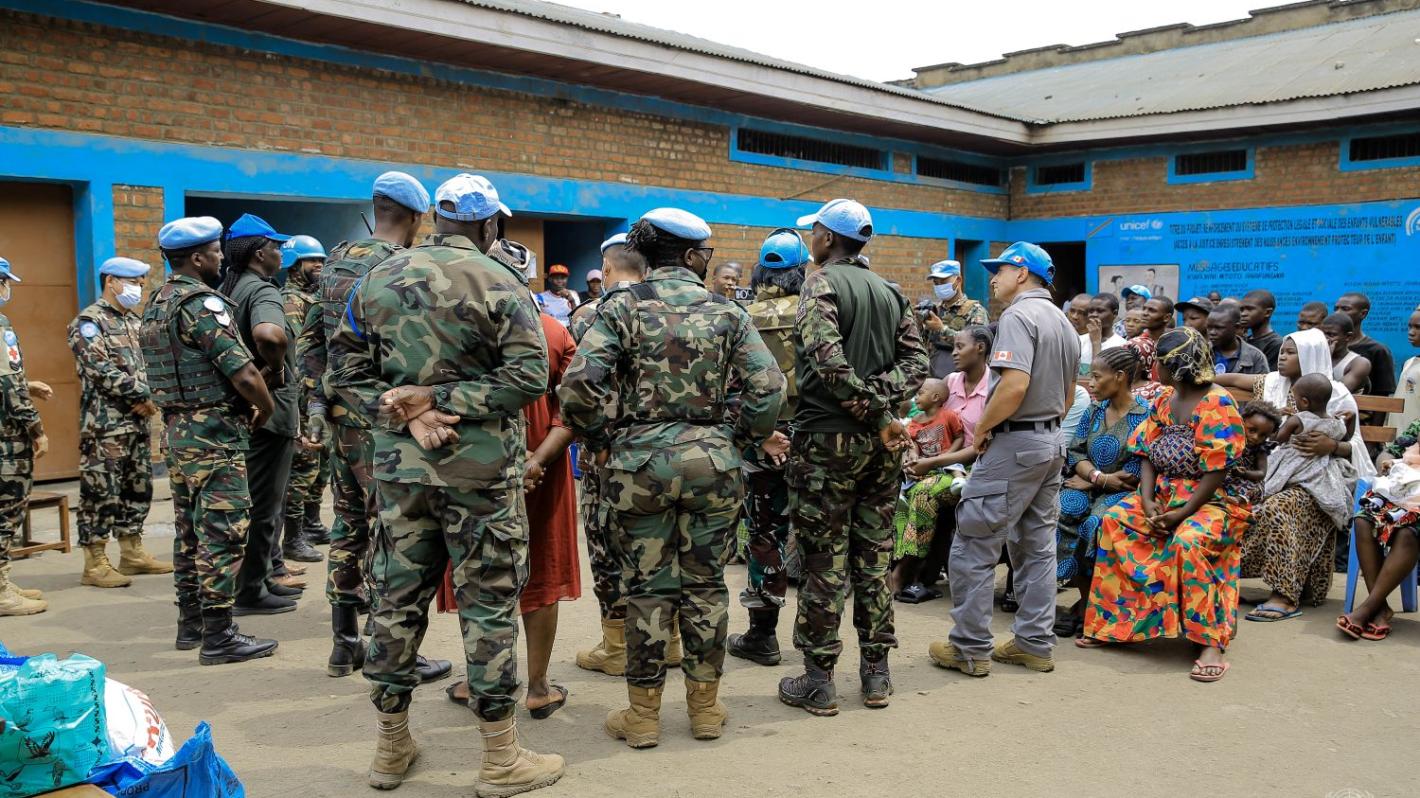 À Beni, une délégation composée du personnel de l’Unité d’appui à l’administration pénitentiaire, appuyée par les contingents des Casques bleus malawites, indonésiens, kenyans, népalais et tanzaniens, s’est rendue à la prison urbaine ainsi qu’à l’Établissement de garde pour enfants.