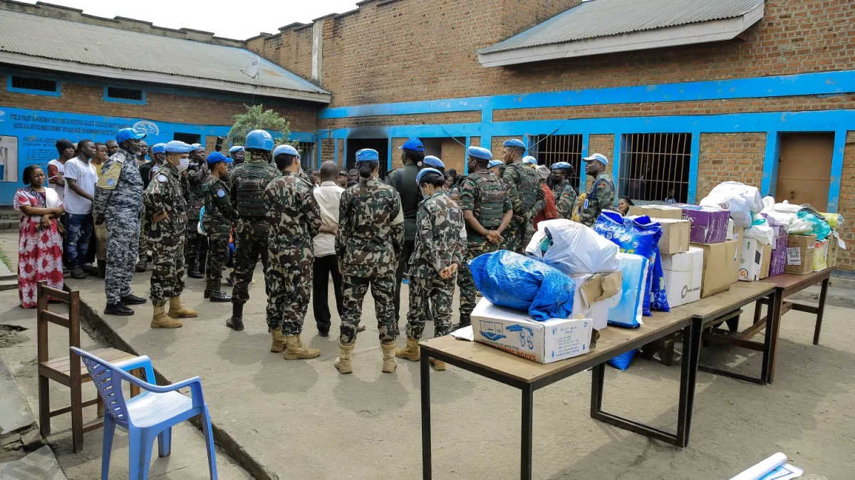 À Beni, une délégation composée du personnel de l’Unité d’appui à l’administration pénitentiaire, appuyée par les contingents des Casques bleus malawites, indonésiens, kenyans, népalais et tanzaniens, s’est rendue à la prison urbaine ainsi qu’à l’Établissement de garde pour enfants.