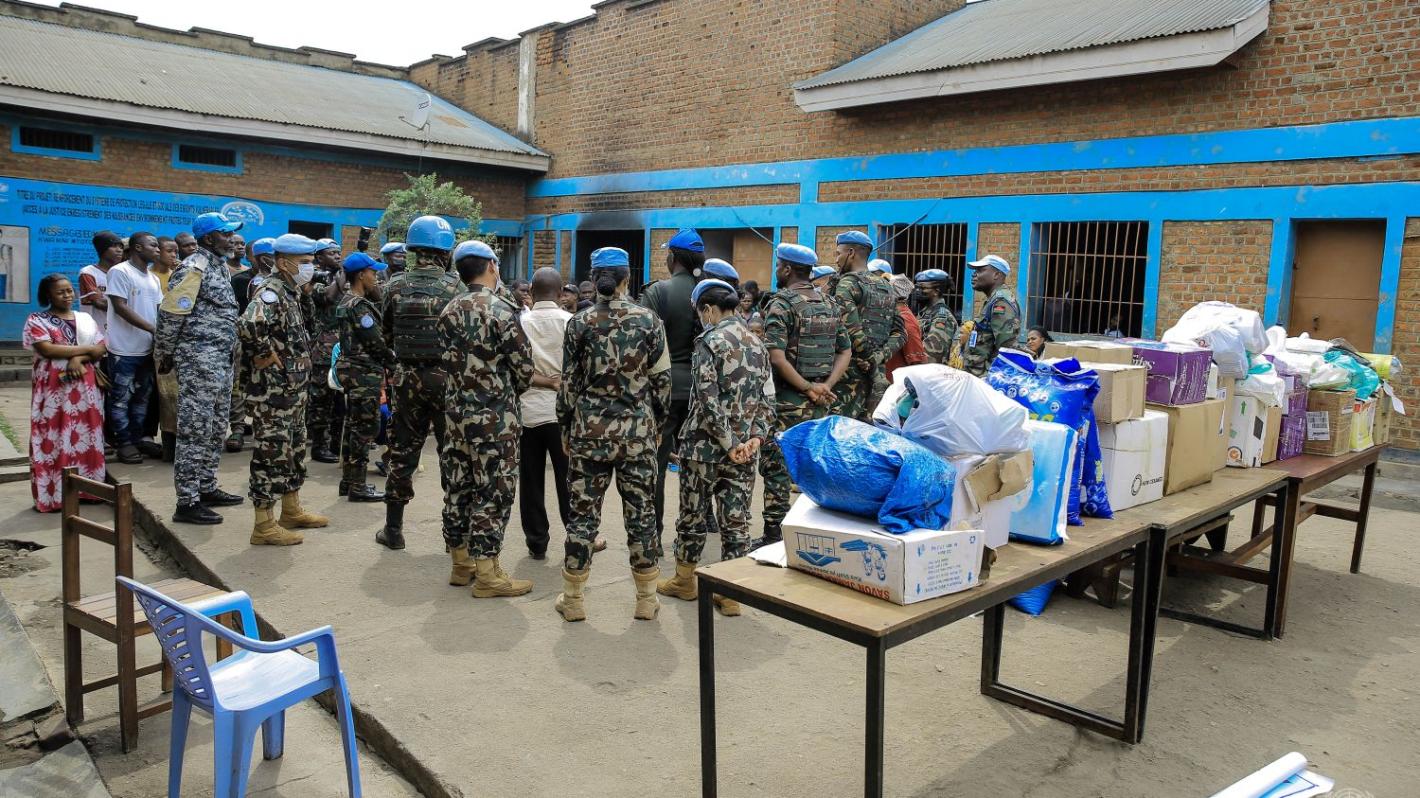 À Beni, une délégation composée du personnel de l’Unité d’appui à l’administration pénitentiaire, appuyée par les contingents des Casques bleus malawites, indonésiens, kenyans, népalais et tanzaniens, s’est rendue à la prison urbaine ainsi qu’à l’Établissement de garde pour enfants.