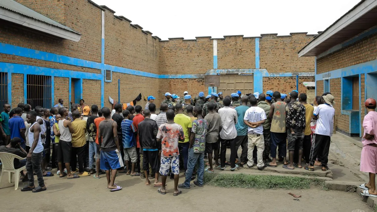 À Beni, une délégation composée du personnel de l’Unité d’appui à l’administration pénitentiaire, appuyée par les contingents des Casques bleus malawites, indonésiens, kenyans, népalais et tanzaniens, s’est rendue à la prison urbaine ainsi qu’à l’Établissement de garde pour enfants.