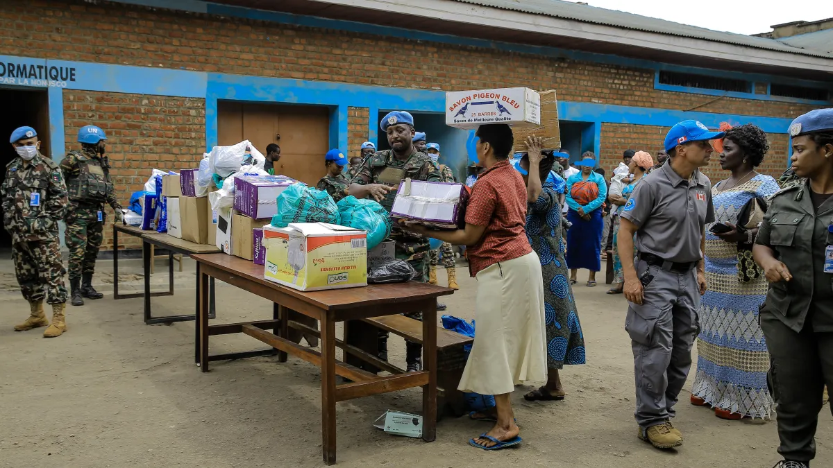 À Beni, une délégation composée du personnel de l’Unité d’appui à l’administration pénitentiaire, appuyée par les contingents des Casques bleus malawites, indonésiens, kenyans, népalais et tanzaniens, s’est rendue à la prison urbaine ainsi qu’à l’Établissement de garde pour enfants.