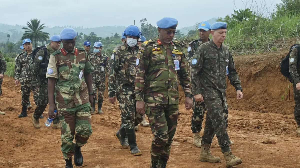 Accompagné du Commandant du Secteur Nord, le Général Md. Saiful Alam Bhuiyan, et du Commandant du contingent népalais, le Colonel Deepak Khadka, le Commandant de la Force a rencontré les troupes et passé en revue les activités conduites depuis la base opérationnelle mobile de la MONUSCO.