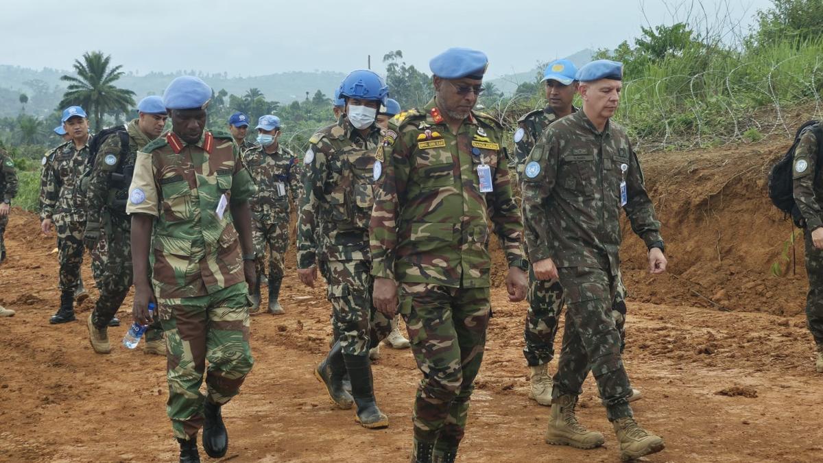 Accompagné du Commandant du Secteur Nord, le Général Md. Saiful Alam Bhuiyan, et du Commandant du contingent népalais, le Colonel Deepak Khadka, le Commandant de la Force a rencontré les troupes et passé en revue les activités conduites depuis la base opérationnelle mobile de la MONUSCO.