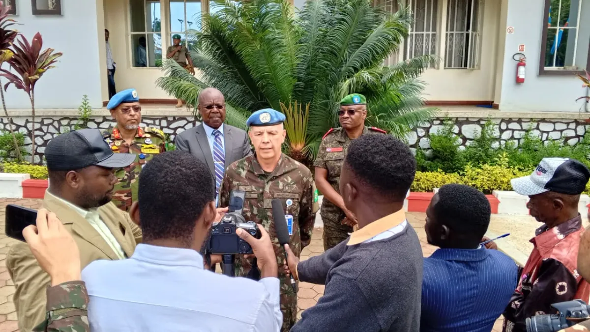 Accompagné du Commandant du Secteur Nord, le Général Md. Saiful Alam Bhuiyan, et du Commandant du contingent népalais, le Colonel Deepak Khadka, le Commandant de la Force a rencontré les troupes et passé en revue les activités conduites depuis la base opérationnelle mobile de la MONUSCO.