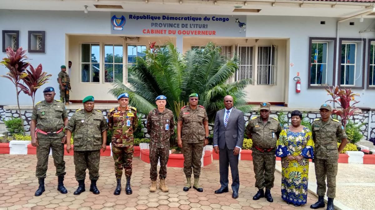 Accompagné du Commandant du Secteur Nord, le Général Md. Saiful Alam Bhuiyan, et du Commandant du contingent népalais, le Colonel Deepak Khadka, le Commandant de la Force a rencontré les troupes et passé en revue les activités conduites depuis la base opérationnelle mobile de la MONUSCO.