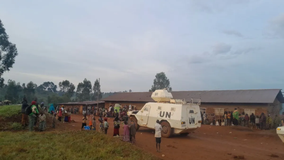 Craignant pour leur sécurité, des milliers de personnes, dont des femmes, des enfants et des personnes âgées, se sont dirigées vers la base opérationnelle temporaire de la MONUSCO située à proximité du site de déplacés.