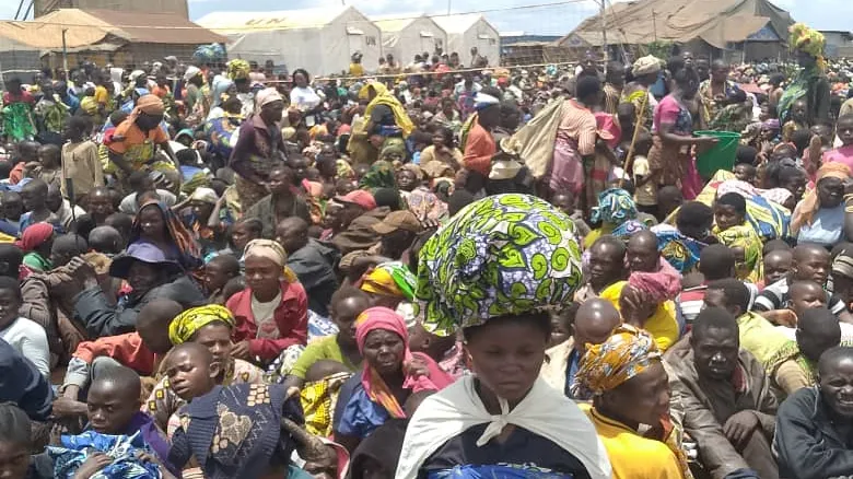 Craignant pour leur sécurité, des milliers de personnes, dont des femmes, des enfants et des personnes âgées, se sont dirigées vers la base opérationnelle temporaire de la MONUSCO située à proximité du site de déplacés.