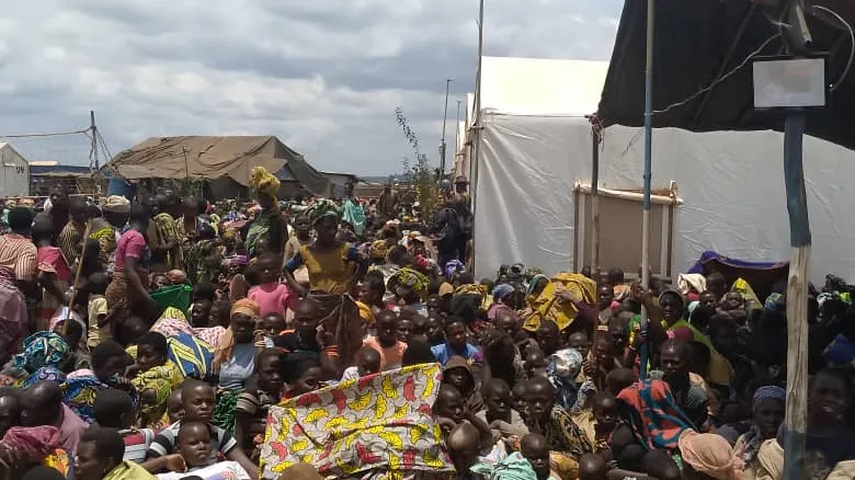 Craignant pour leur sécurité, des milliers de personnes, dont des femmes, des enfants et des personnes âgées, se sont dirigées vers la base opérationnelle temporaire de la MONUSCO située à proximité du site de déplacés.