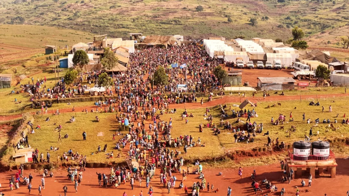 Craignant pour leur sécurité, des milliers de personnes, dont des femmes, des enfants et des personnes âgées, se sont dirigées vers la base opérationnelle temporaire de la MONUSCO située à proximité du site de déplacés.