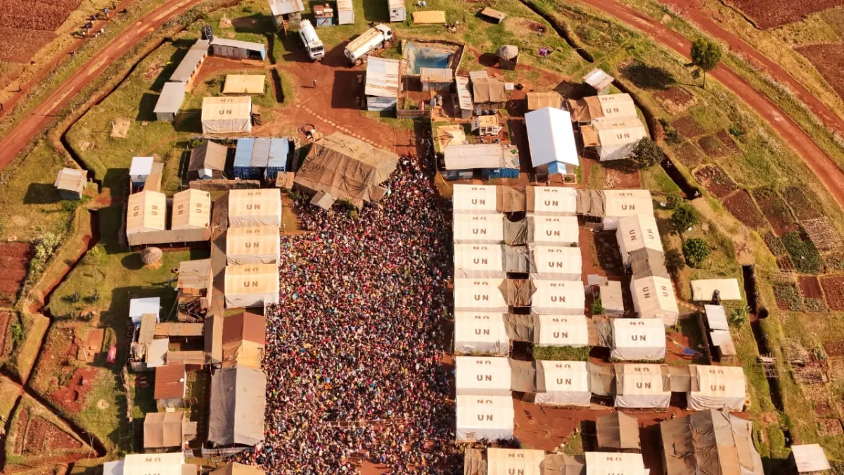 Craignant pour leur sécurité, des milliers de personnes, dont des femmes, des enfants et des personnes âgées, se sont dirigées vers la base opérationnelle temporaire de la MONUSCO située à proximité du site de déplacés.