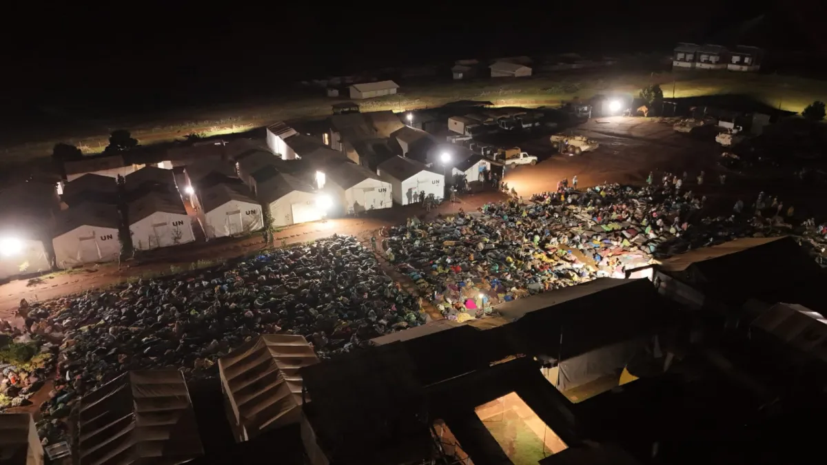 Craignant pour leur sécurité, des milliers de personnes, dont des femmes, des enfants et des personnes âgées, se sont dirigées vers la base opérationnelle temporaire de la MONUSCO située à proximité du site de déplacés.