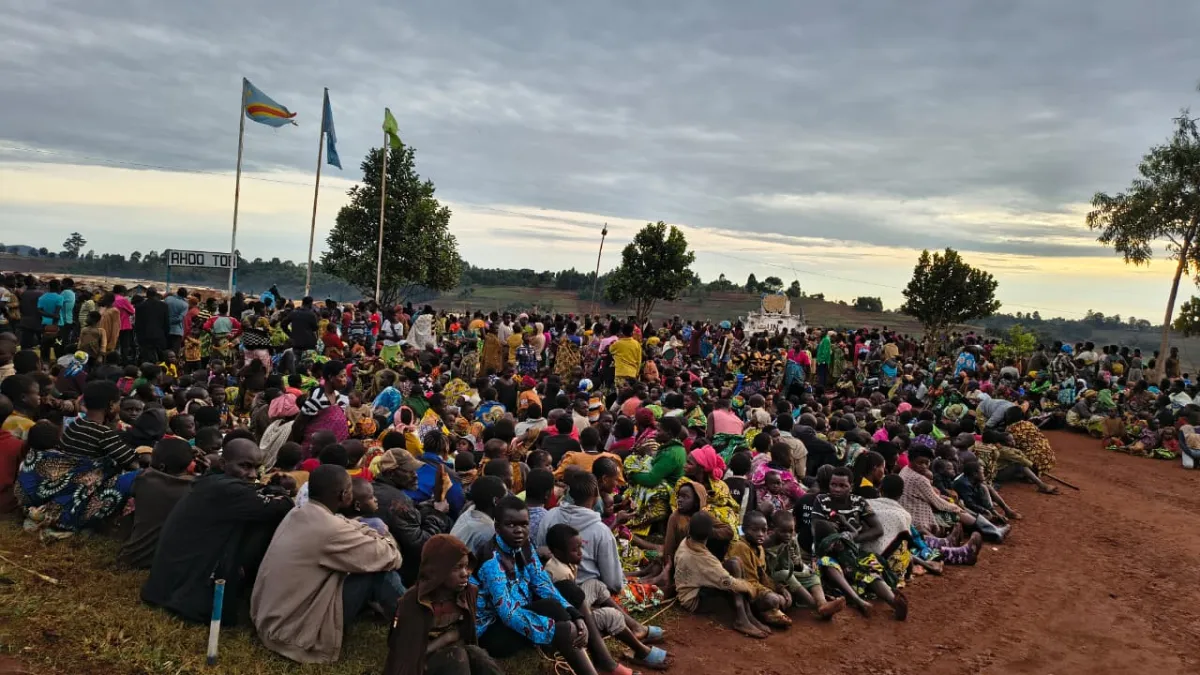 Craignant pour leur sécurité, des milliers de personnes, dont des femmes, des enfants et des personnes âgées, se sont dirigées vers la base opérationnelle temporaire de la MONUSCO située à proximité du site de déplacés.